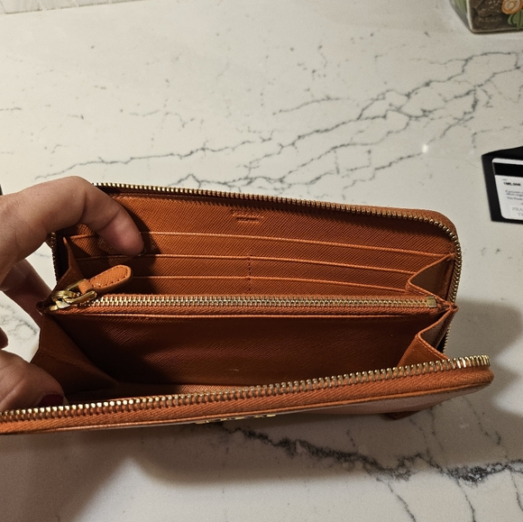 Authentic Prada zip wallet - Picture 5 of 10